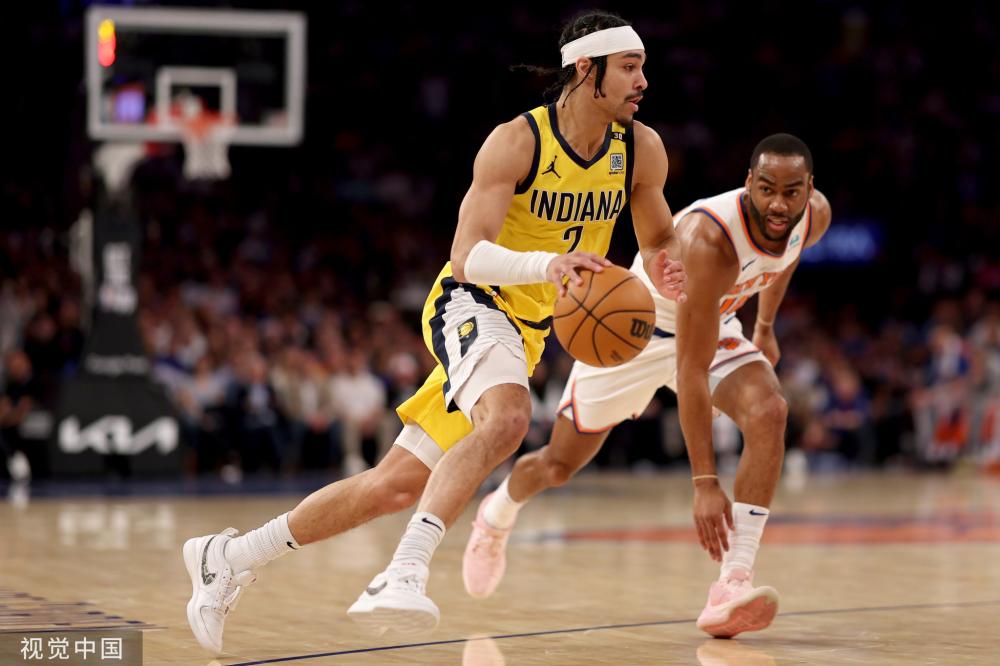 用脚背正中 用脚背正中